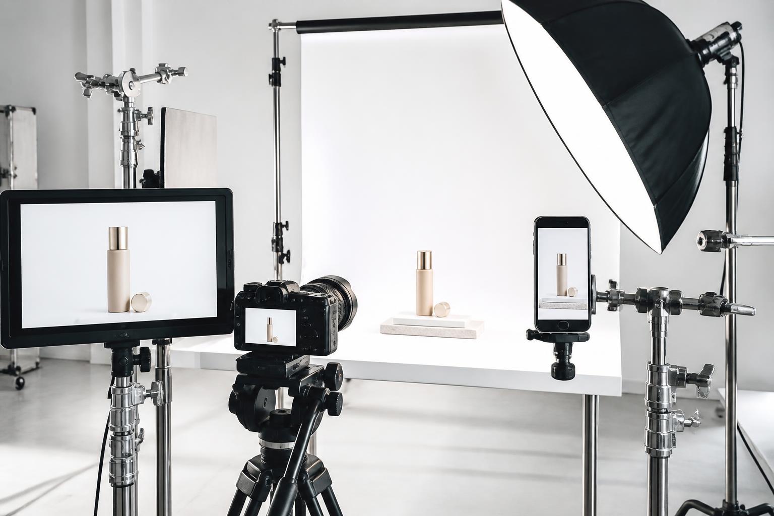 Set profesional de producción con cámara, teléfono, monitor e iluminación de estudio